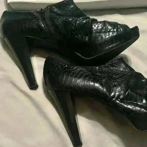 Black Worthington heels - Picture 3 of 6